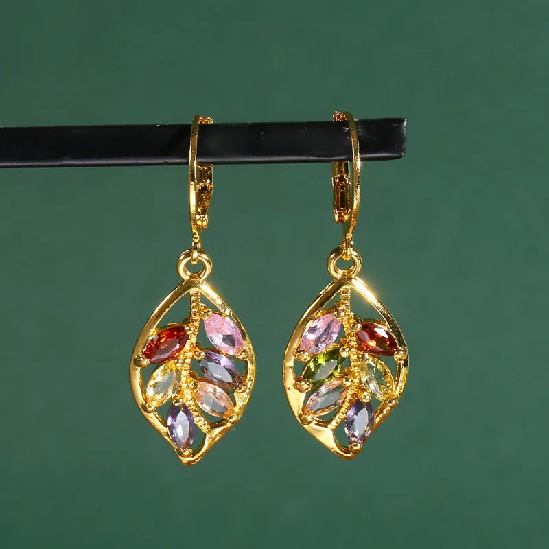 Boucles d’oreilles feuille dorée serties de zircon coloré – bijou élégant pour femme & cadeau saint-valent