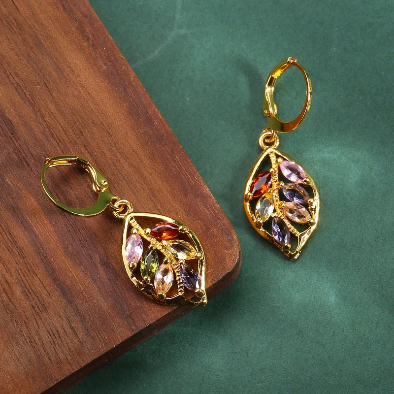 Boucles d’oreilles feuille dorée serties de zircon coloré – bijou élégant pour femme & cadeau saint-valent